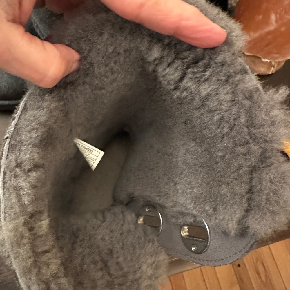 EUC UGG Classic Short Turn Lock Boots Grey Suede Shearling Sheepskin Wm 7 - Picture 16 of 16